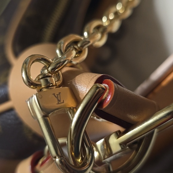 BRAND NEW!!! LOUIS VUITTON LV M81098 Monogram Loop MSRP $2,800 - Picture 14 of 17